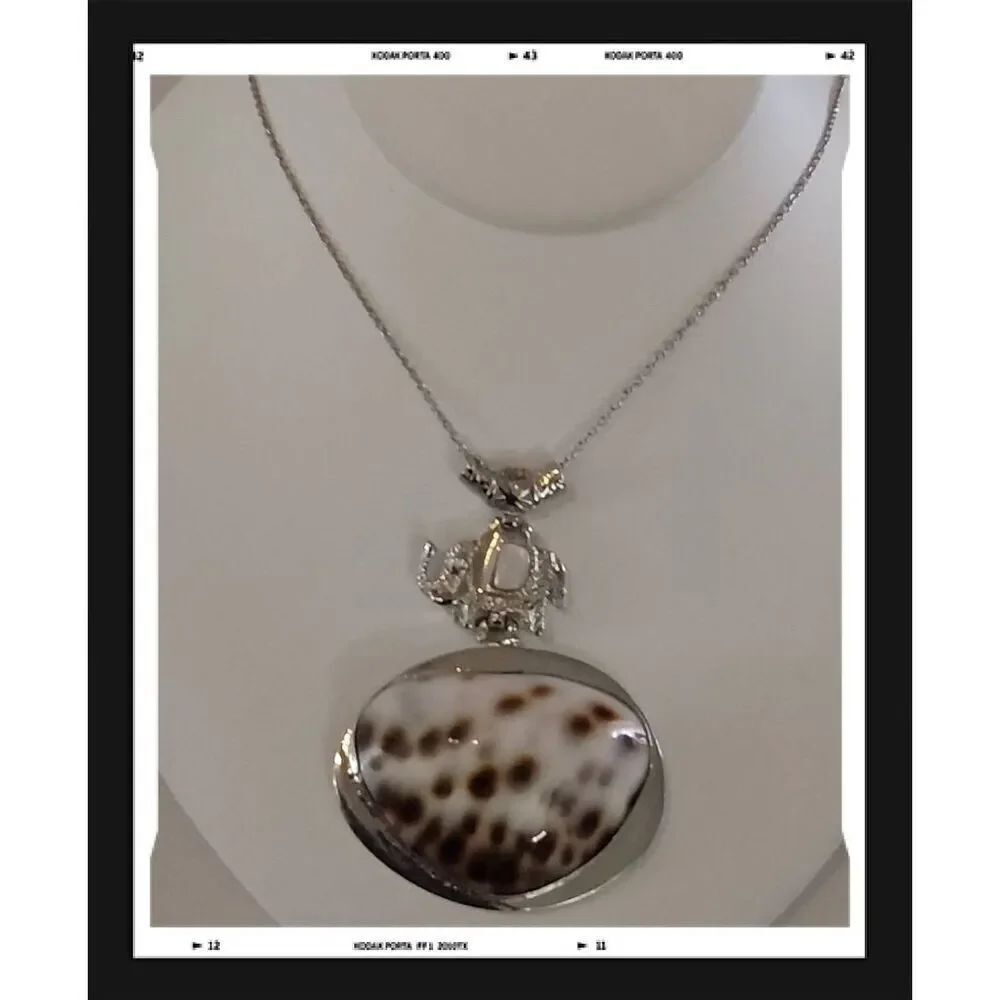 Beautiful Vintage 18KWGP Tiger Cowrie Shell & MOP Elephant Necklace